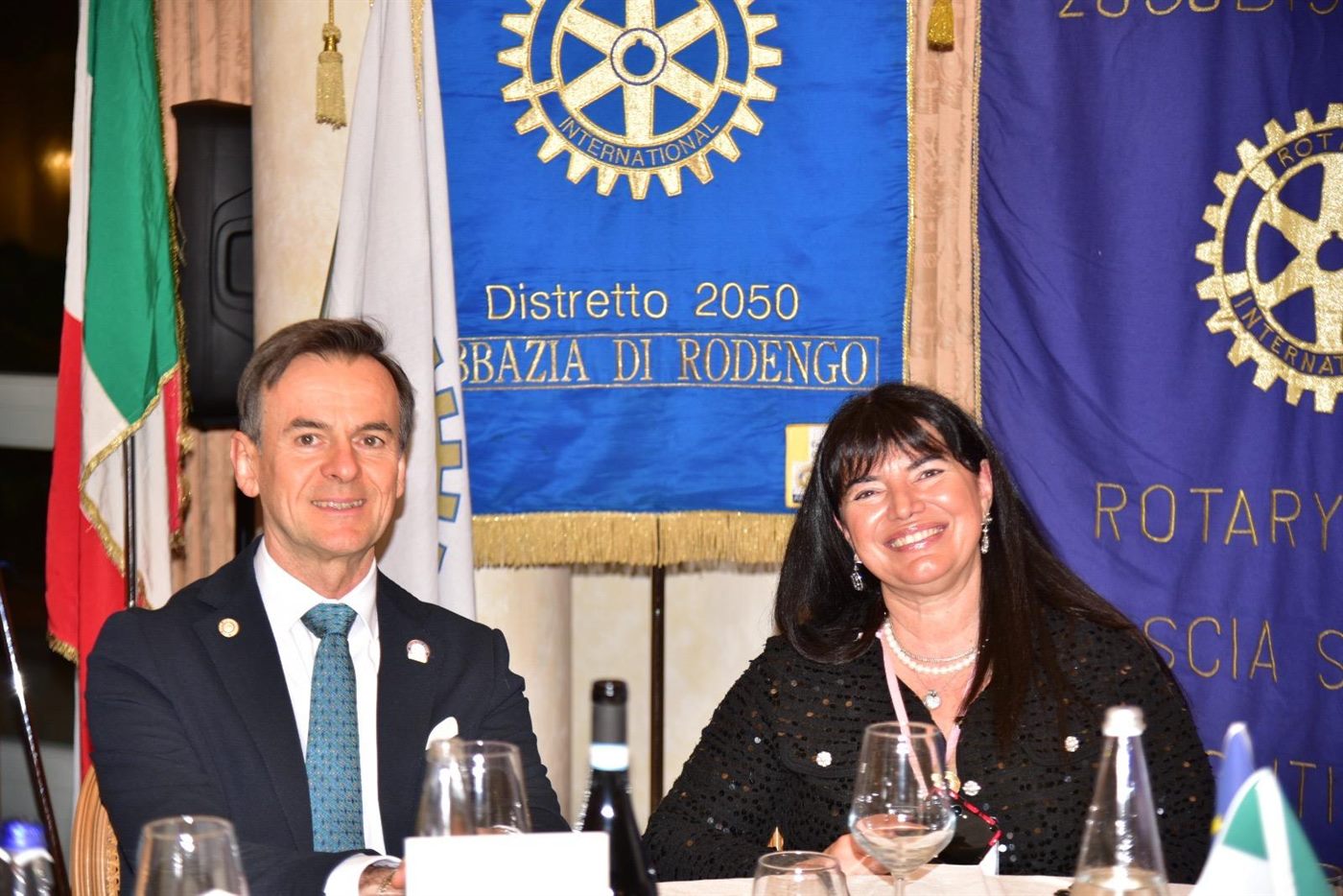 Il Governatore del Distretto 2050 e il Past Governor A.R. 2025/2026 alla cena di gala
