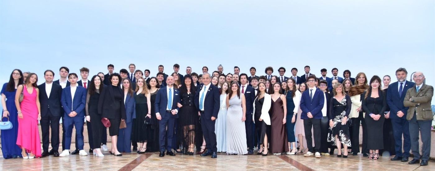 I partecipanti al RYLA riuniti per la fotografia di gruppo nella serata conclusiva