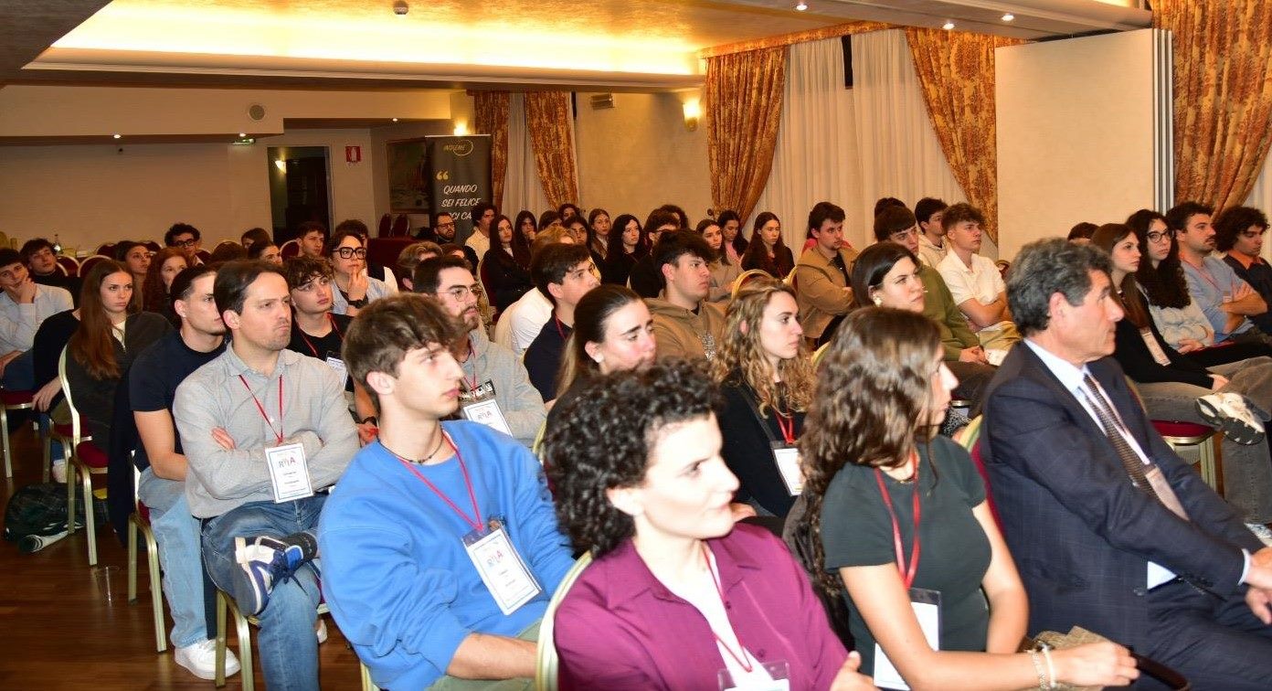 La platea del RYLA gremita di partecipanti durante una sessione plenaria